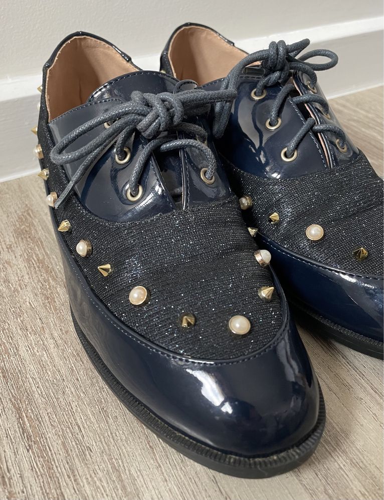 Sapatos rasos azuis envernizados com pérolas (Modern Galaxy, tam 37)