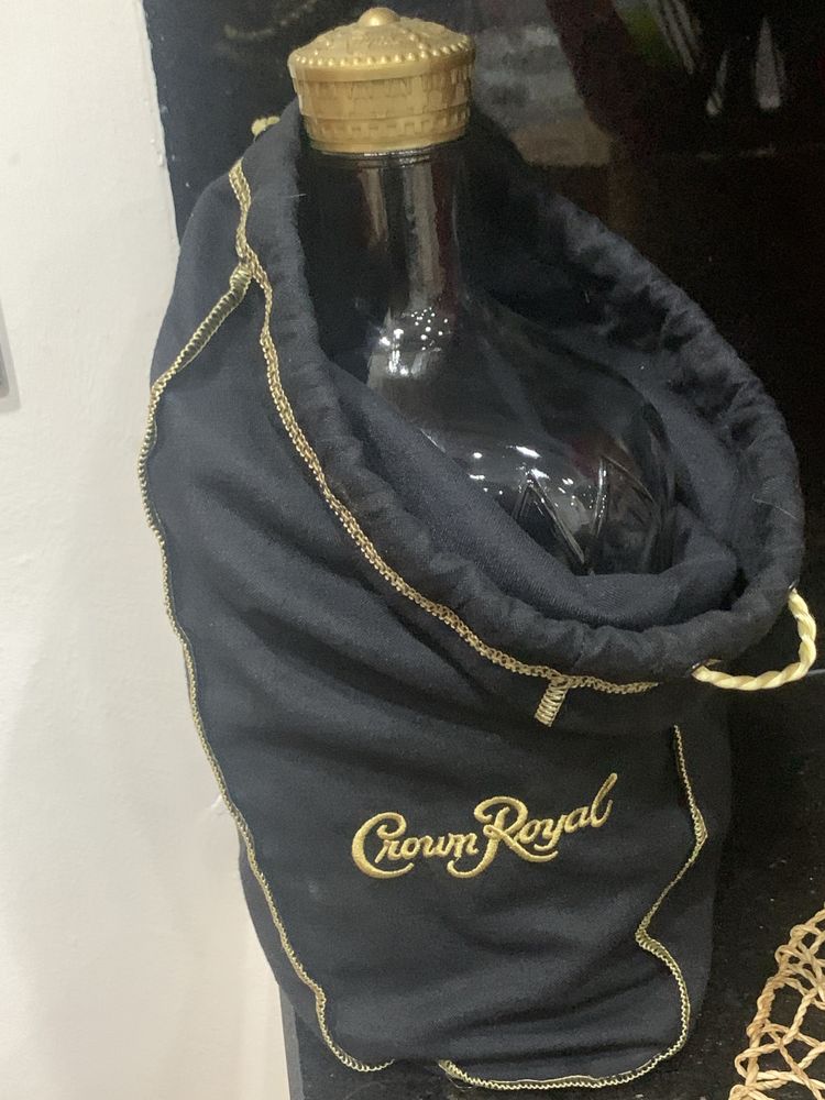 Garrafa vazia Whiskey Crown Royal Black com saco