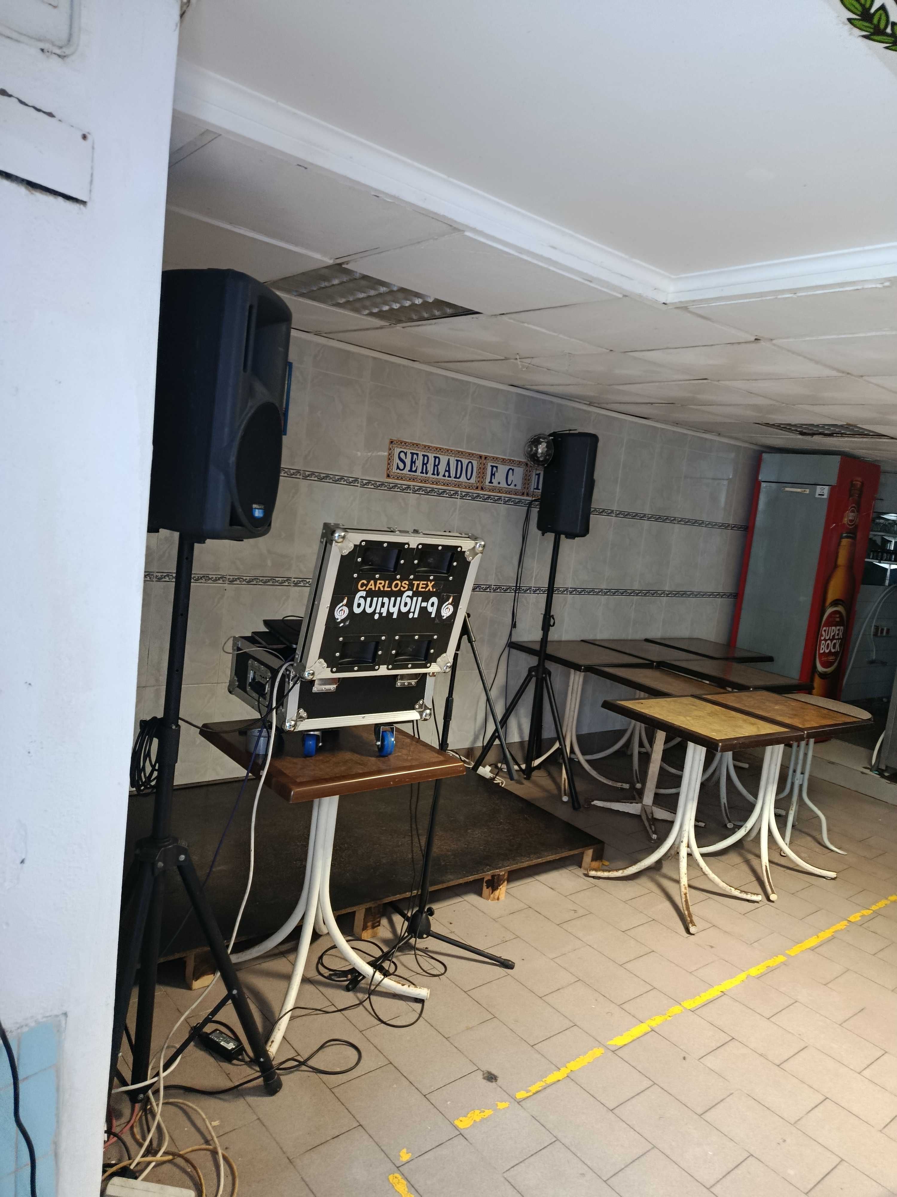 Espaço para festas com karaoke