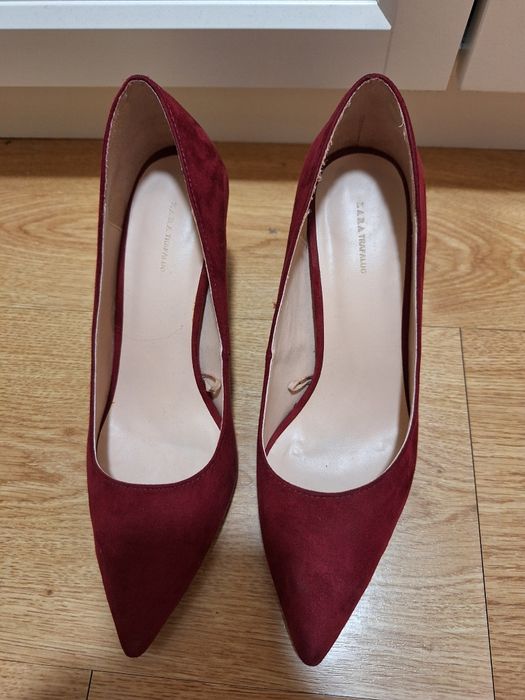 Vende-se sapato de tacão Zara, 38, em excelente estado.