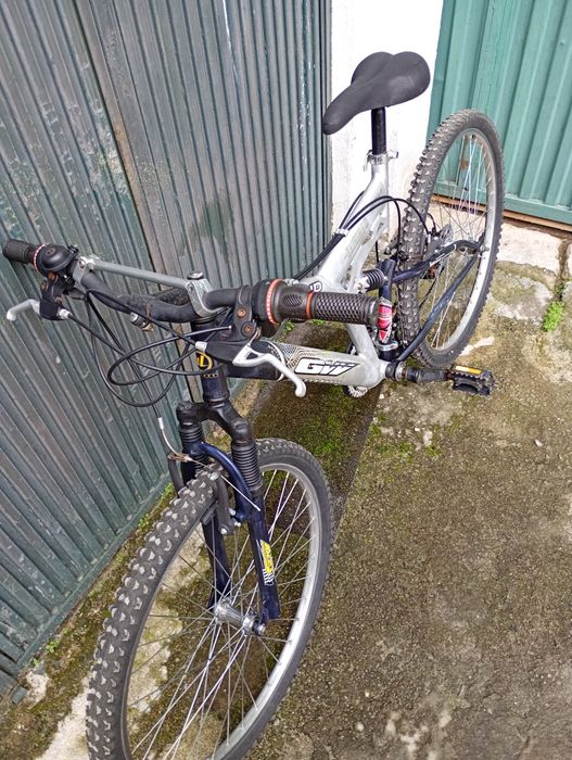Bicicleta de  Montanha com suspensão dupla