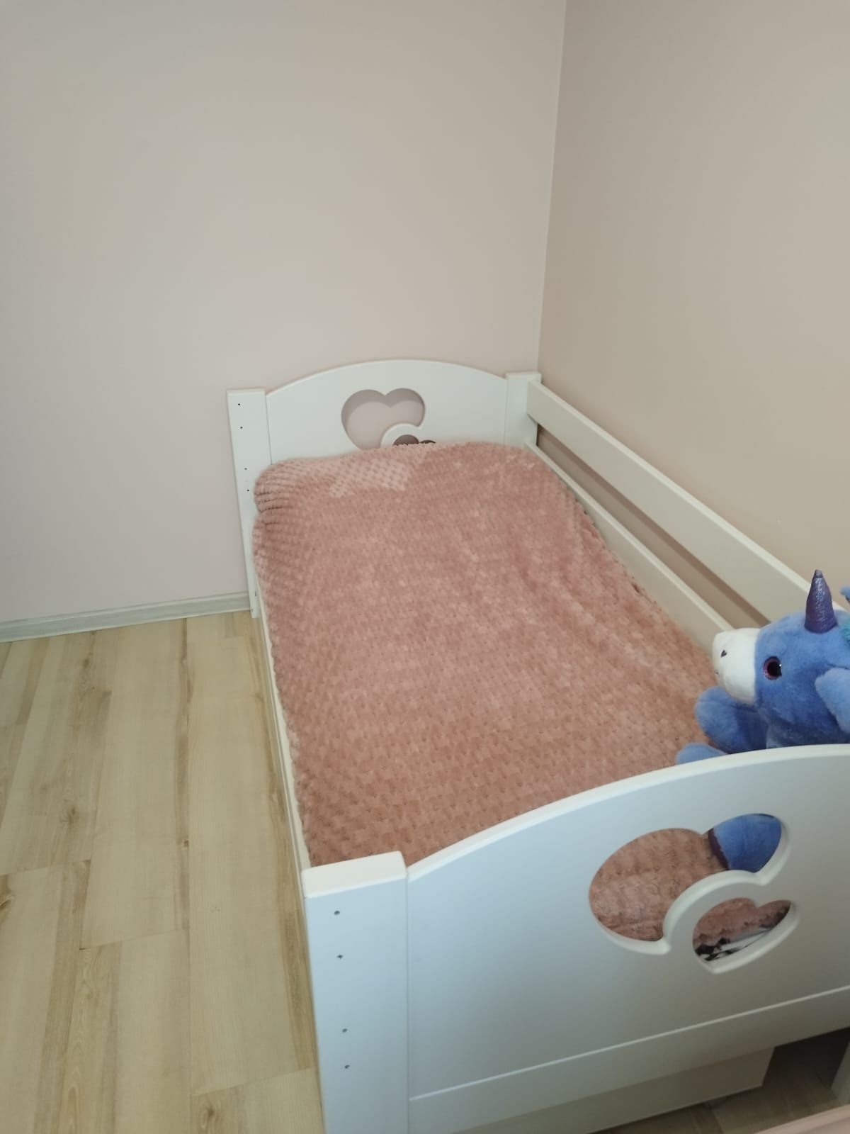 Drewniane łóżko z materacem hevea