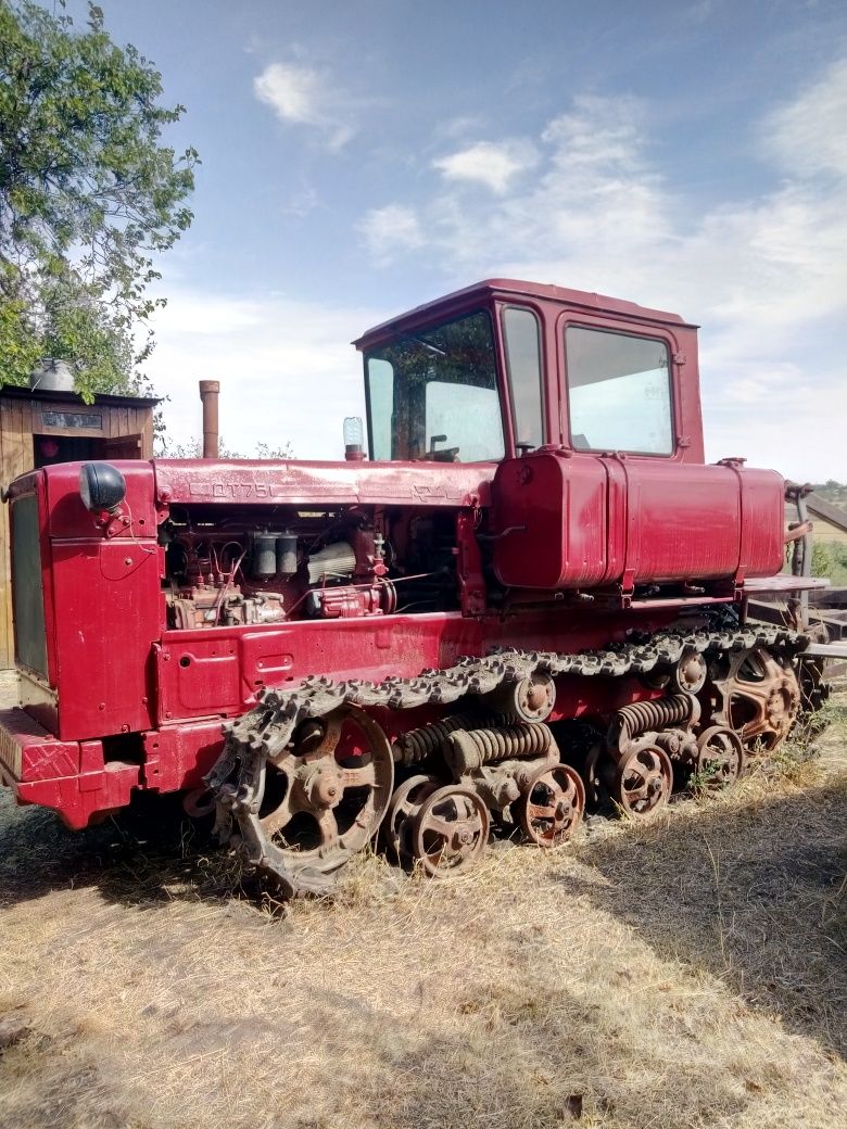 Трактор ДТ-75 гусенничный