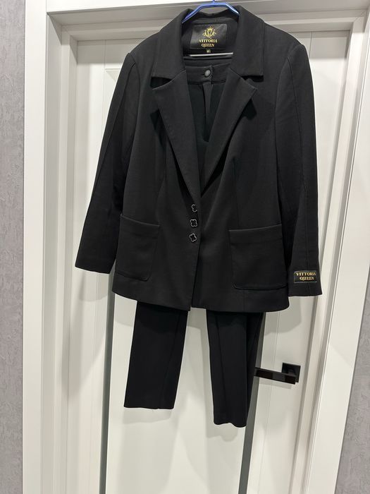 Костюм. Чорний жіночий костюм великого розміру.