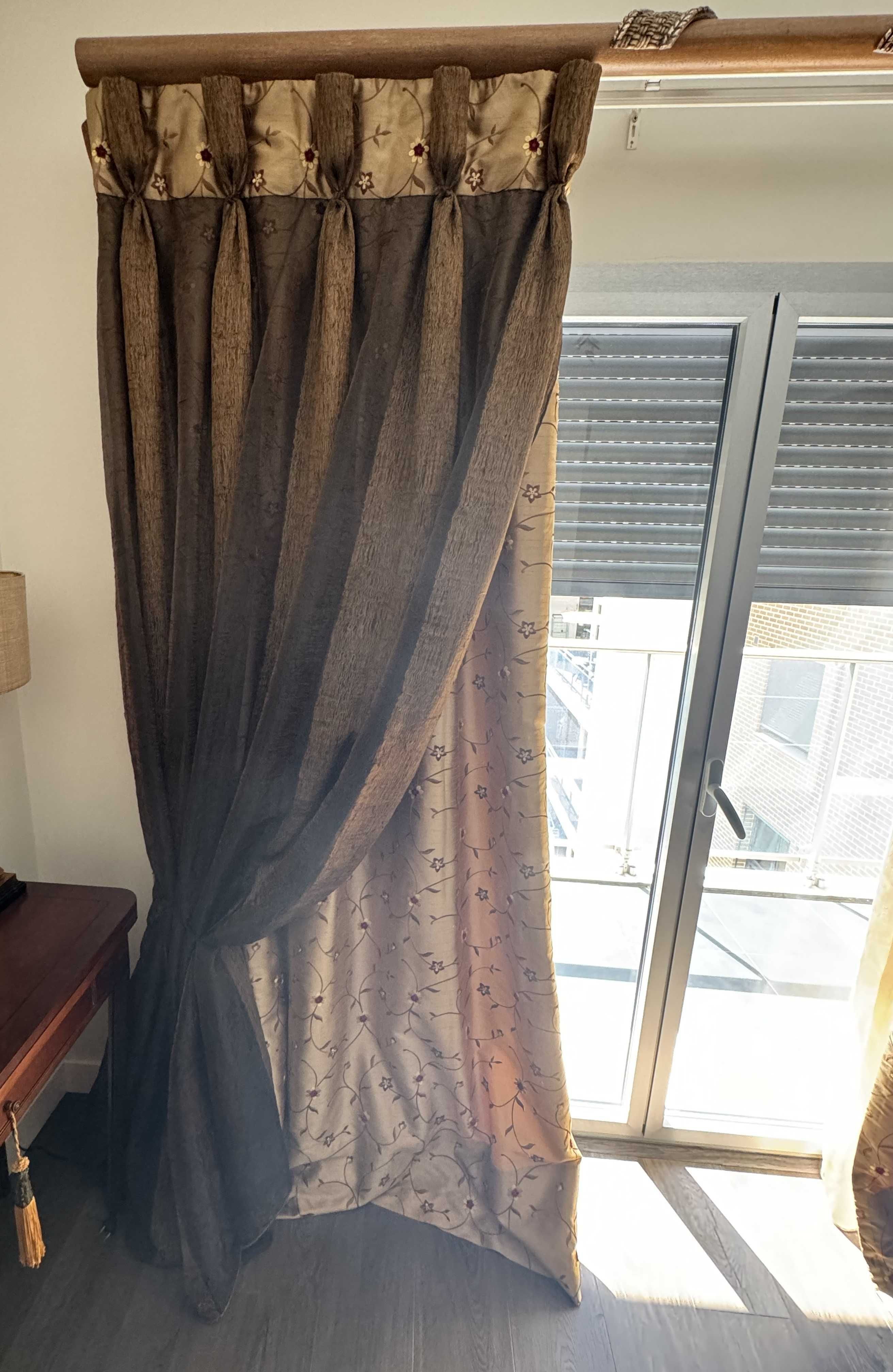 Cortinado com 2 tecidos em cor dourado e castanho