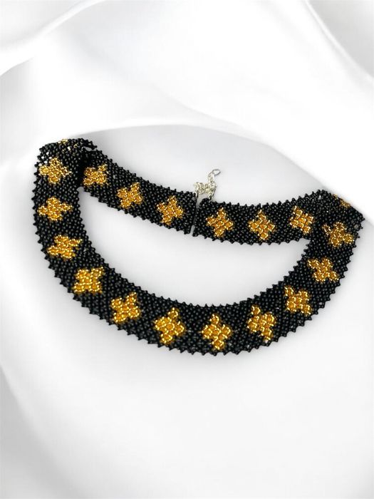 Ręcznie robiony koralikowy naszyjnik z czarno-złotym wzorem