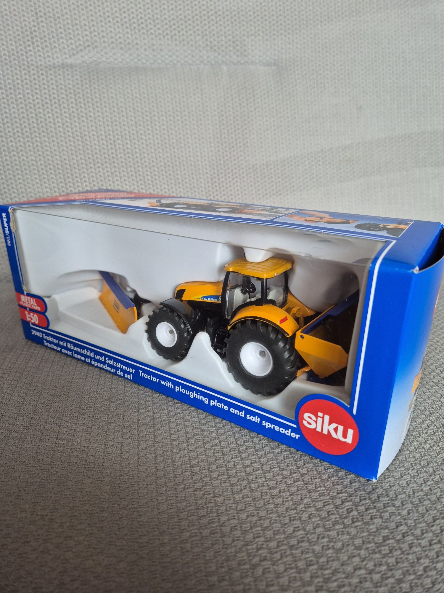 Siku super traktor z pługiem I piaskarką model 2940