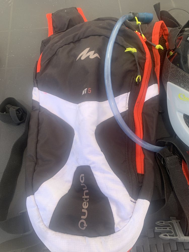 Conjunto BTT mochila agua e capacete