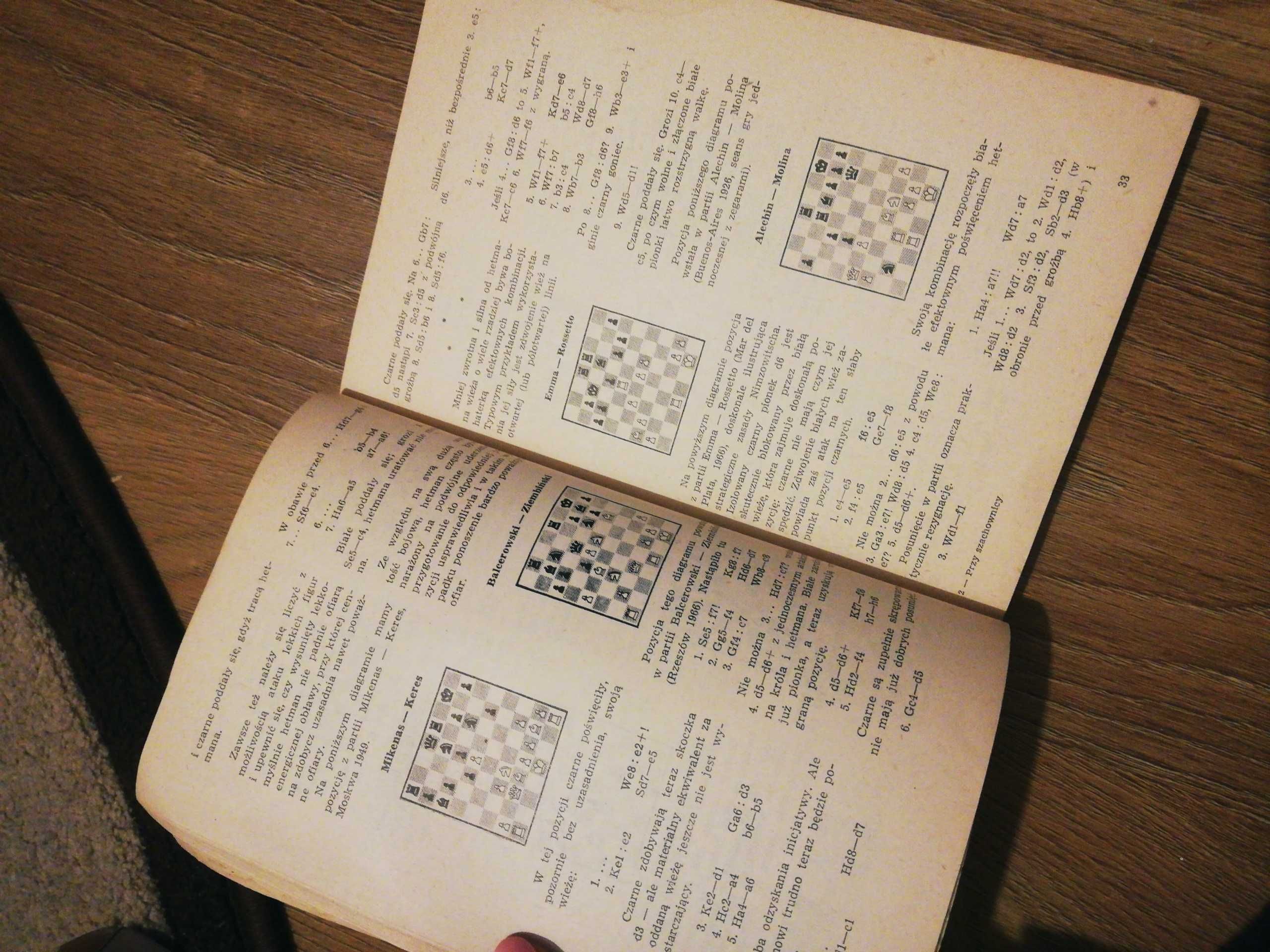 Książka przy szachownicy