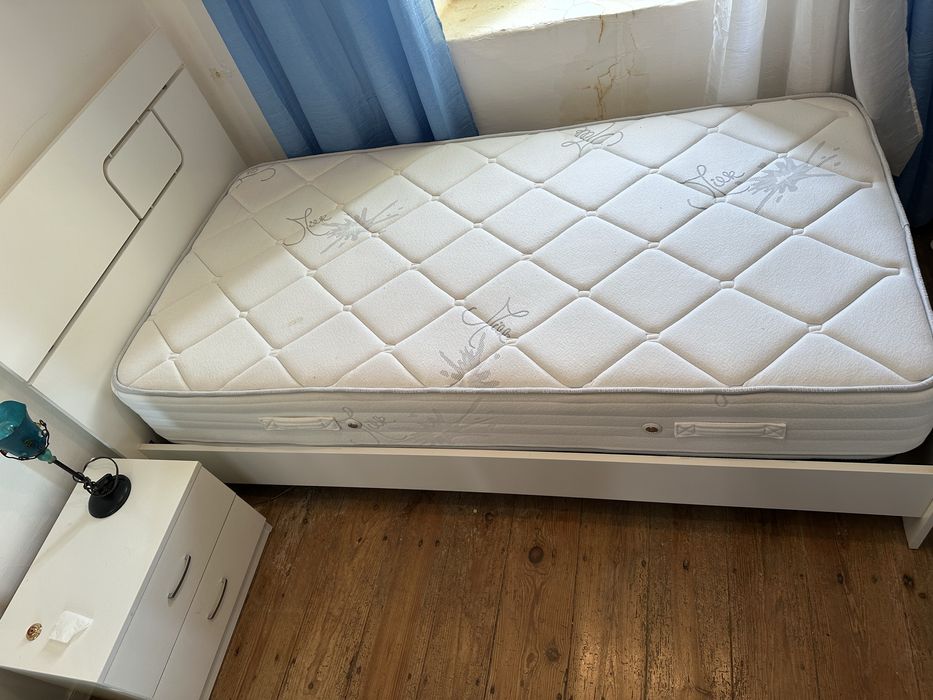 Cama de solteiro/ colchao/ mesa cabeceira
