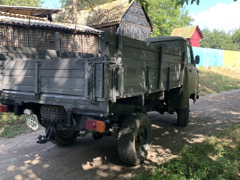 Автомобиль УАЗ 3303