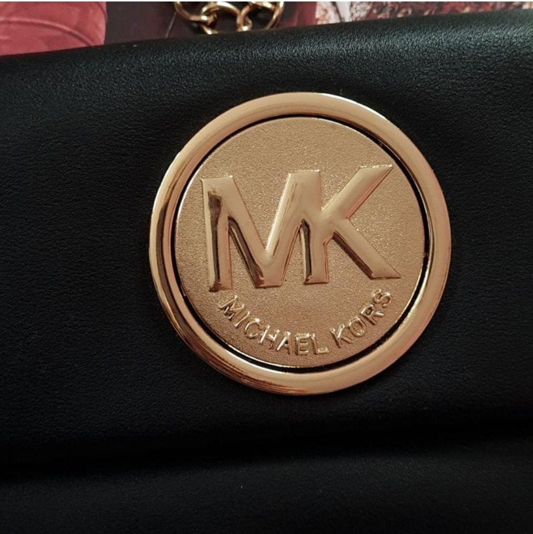 Надзвичайно стильні, чорні в паєтки сумочки-клатчі Michael Kors.