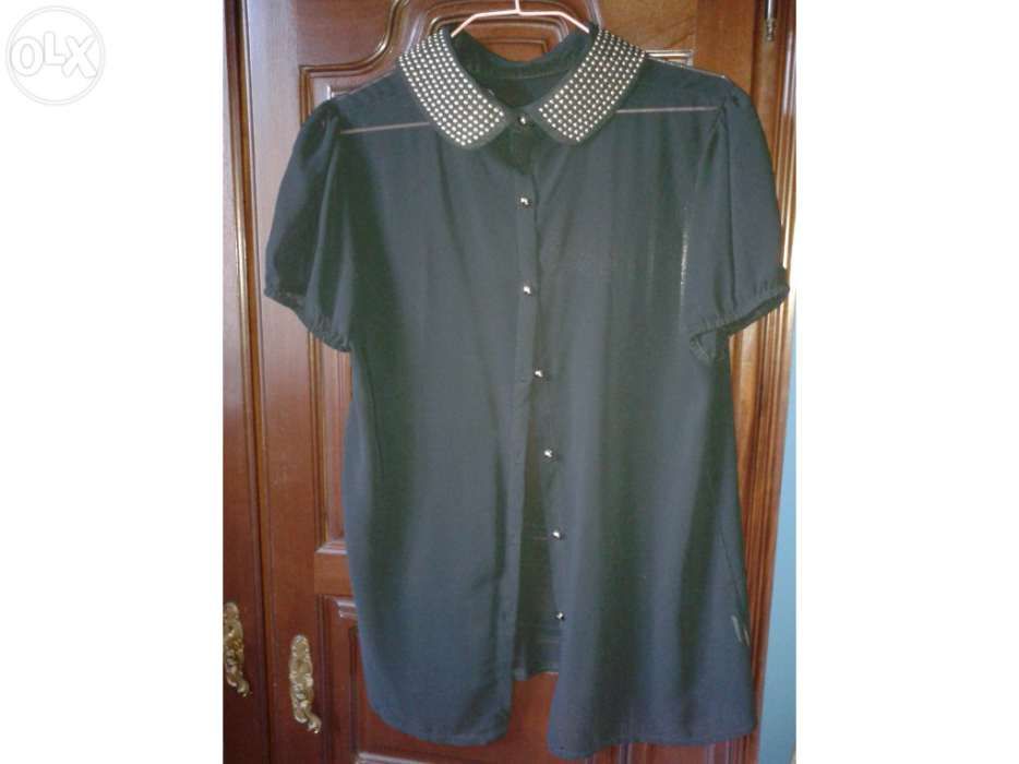 Camisa preta com tachas douradas na gola - Tam. S/M