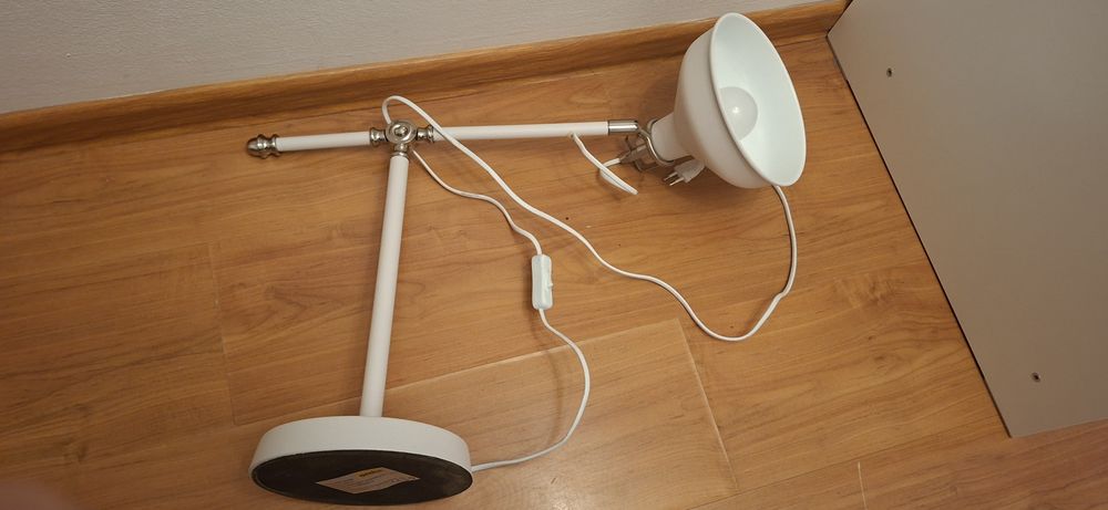 Lampka biurkowa biała