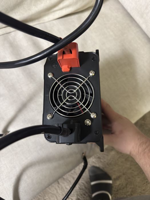 Інвертор Technaxx TE16 1200W 12V → 220V, стан відмінний