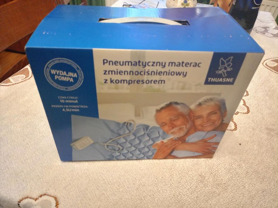 Pneumatyczny materac zmiennocisnieniowy z kompresorem