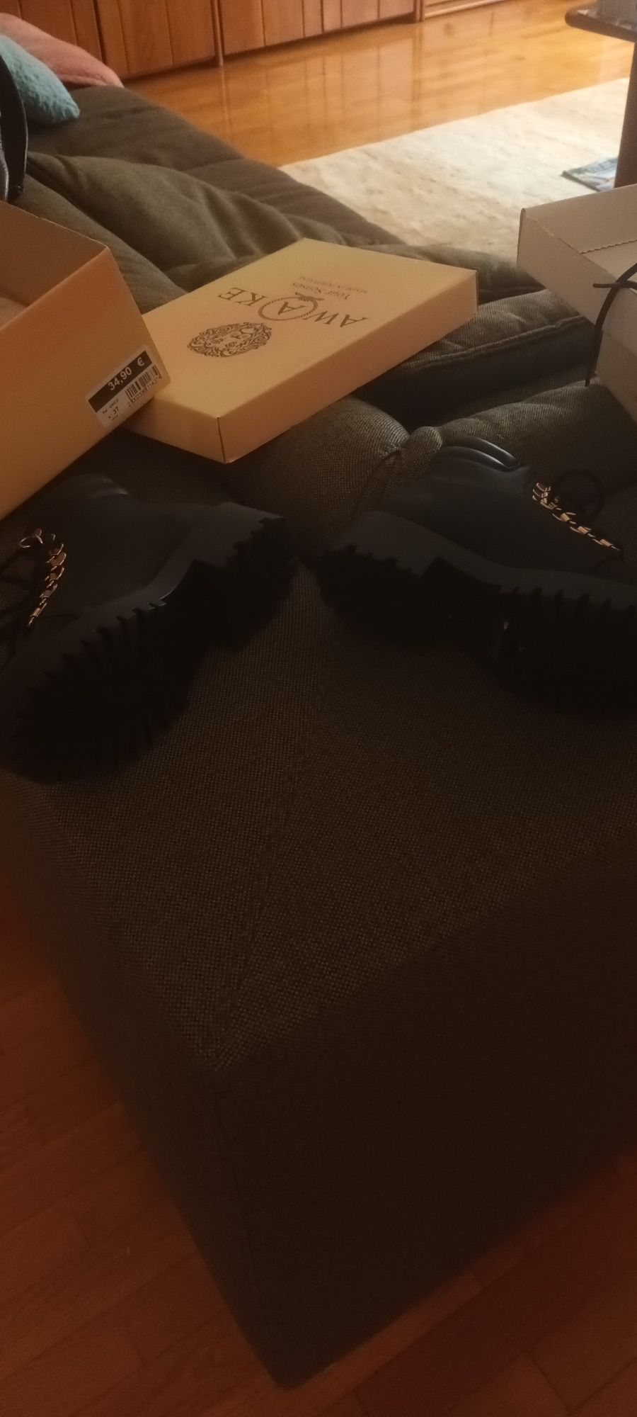 Botins usados uma só vez, pretos