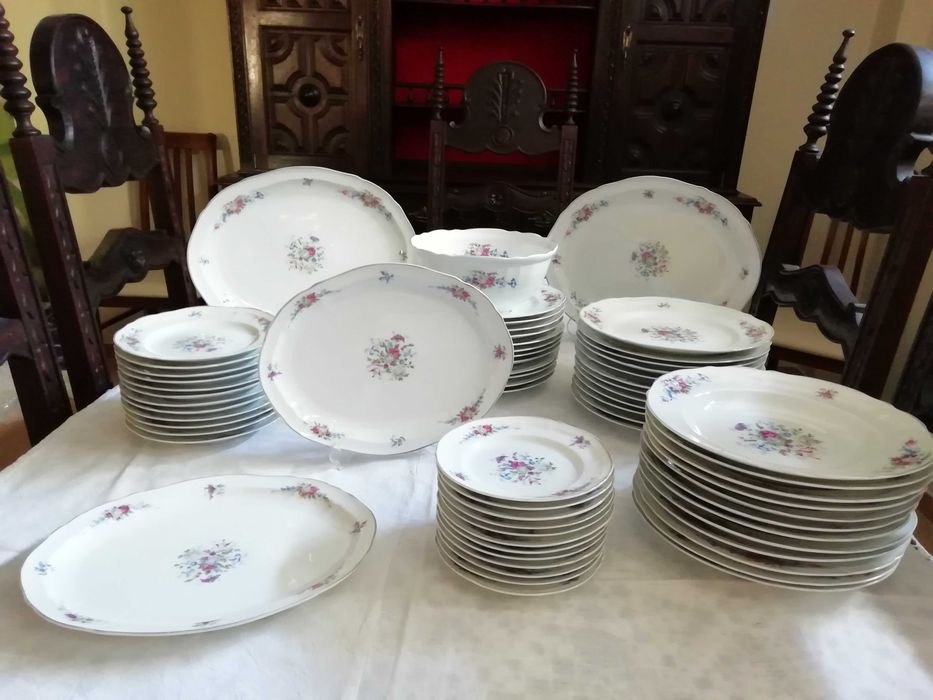 Serviço de jantar com 66 peças, da S.P. (Grupo Vista Alegre)