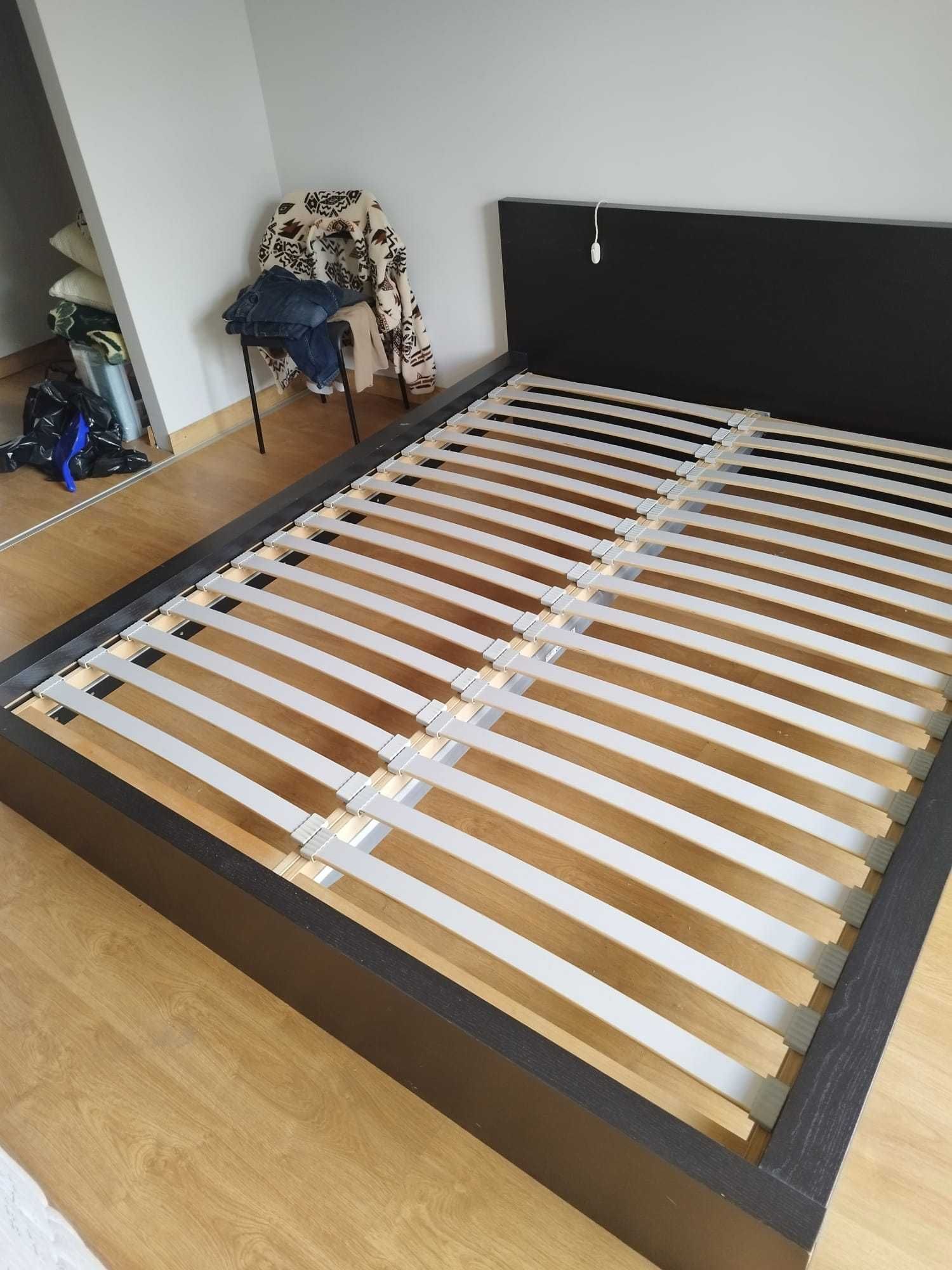 Cama de casal e mesa de cabeceira MALM