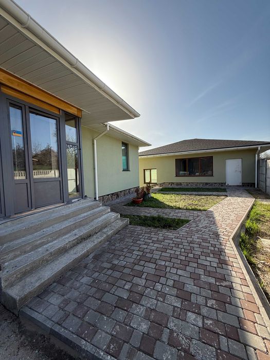 Продам котедж 480м  с.Шпитьки 17 км по Житом. трасі 15с.біля озера