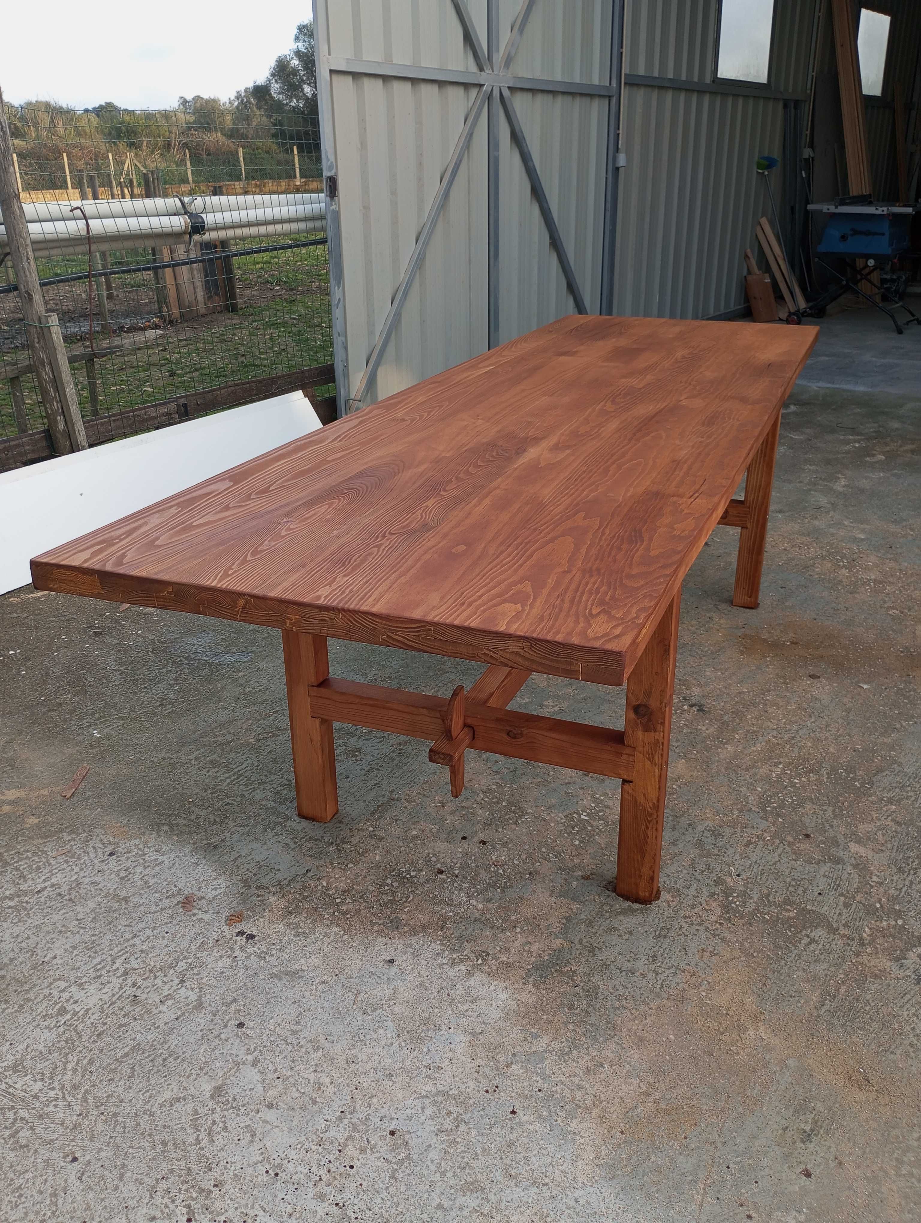 Vendo mesa rústica. Toda construída com madeira de pinho mocissa.