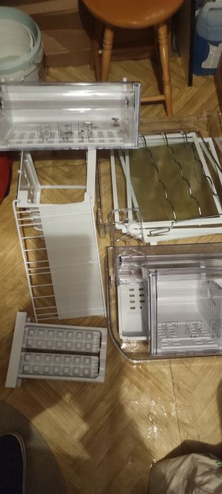 Szuflady półki oraz wszystkie części wyposażenia lodówki Beko