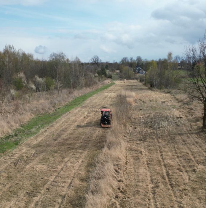 Koszenie boisk wysokich traw zarośli i nieużytków