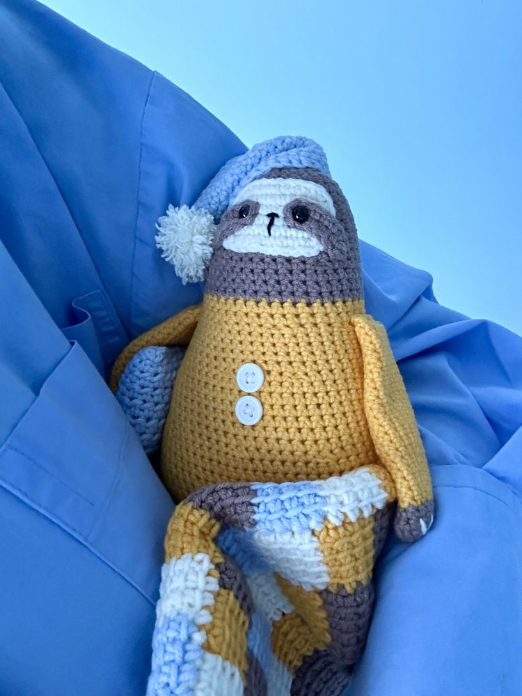 Іграшка ручної роботи - лінивчик в піжамці, з подушкою і ковдрою