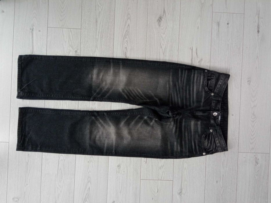 36,H&M, straight, czarne scierane jeansy, proste nogawki, stan idealny