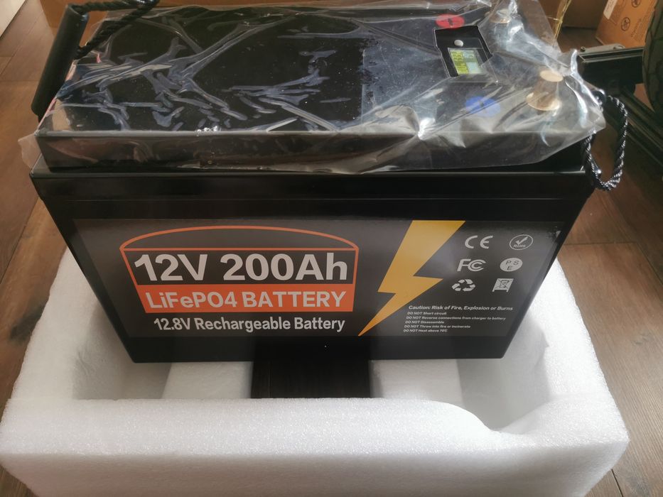 Akumulator LiFePO4 200Ah plus ładowarka.