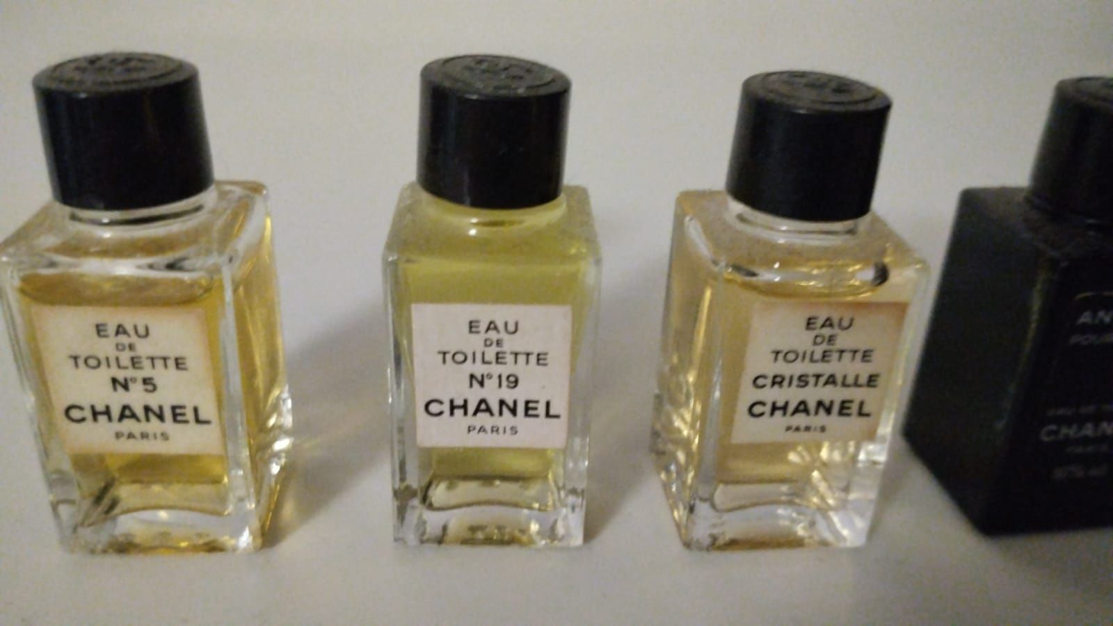 Cinco perfumes miniatura 
- N°19
- Antaeus
- Cri