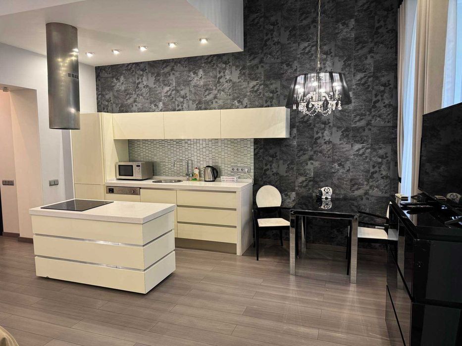 Золоті Ворота, Театральна, Миколи Лисенко 1