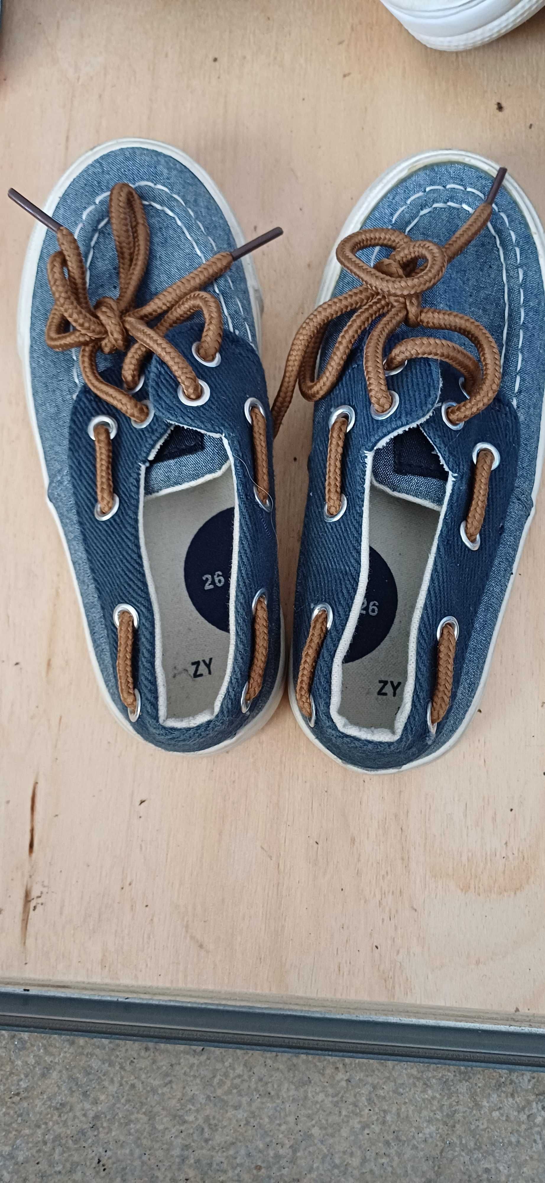 Sapatilhas e sapato