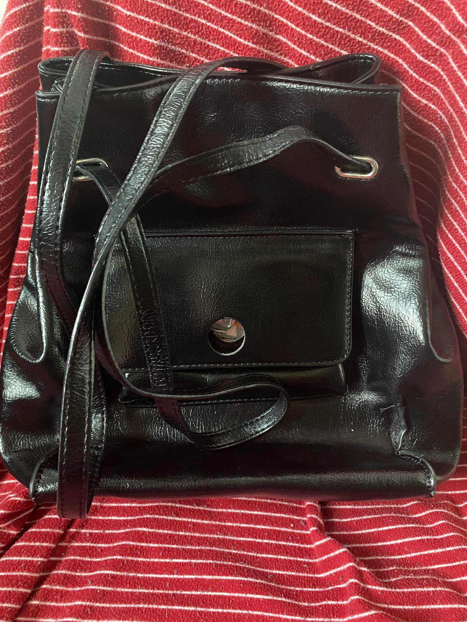 Czarna torba na ramię worek lakierowana