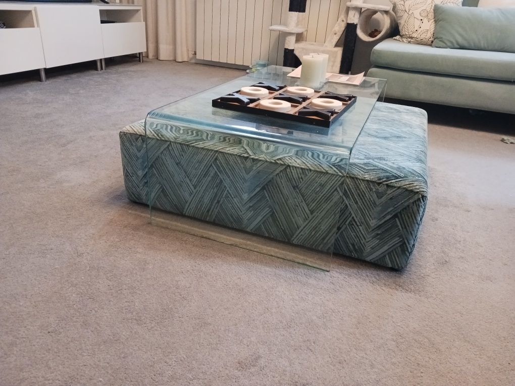 Mesa de centro em vidro e pouf