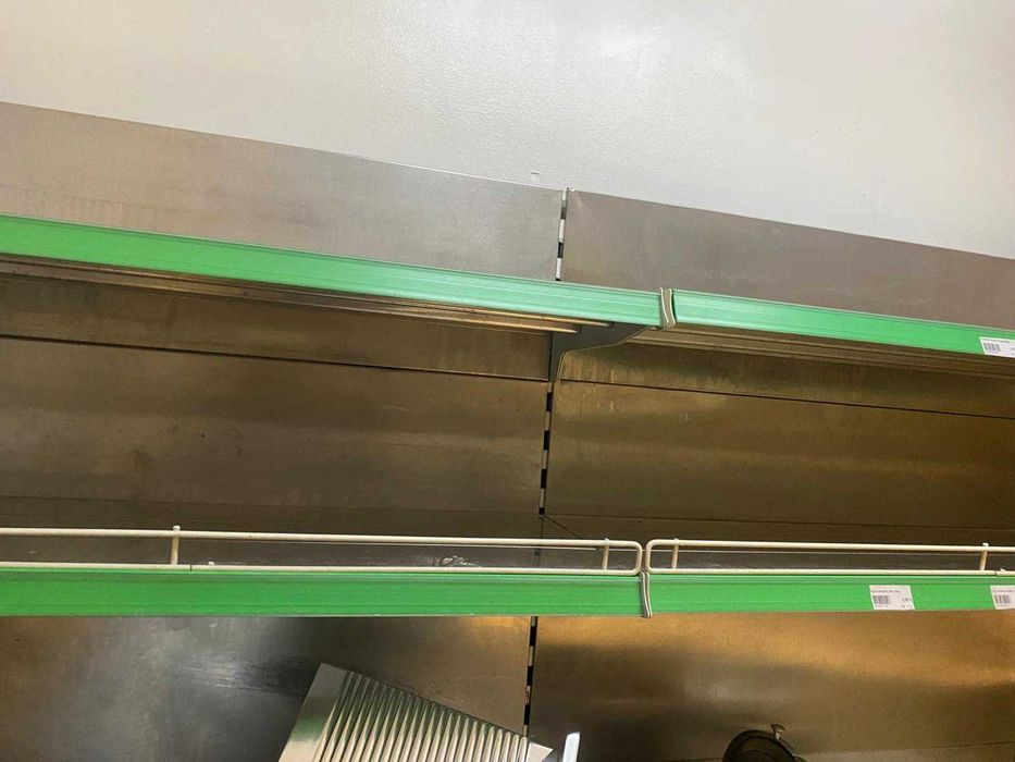 Bancada e prateleiras em Inox com faca de bacalhau