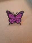 Emaliowany pin przypinka motyl rozowa wstazka