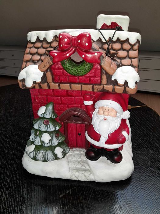 Casa Pai Natal em Resina com Luz ou sem.  Usada mas em bom estado.