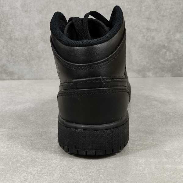 Buty dla dzieci Nike Air Jordan 1 Mid
Deep Black Nubuck r. 36 EU 23 cm