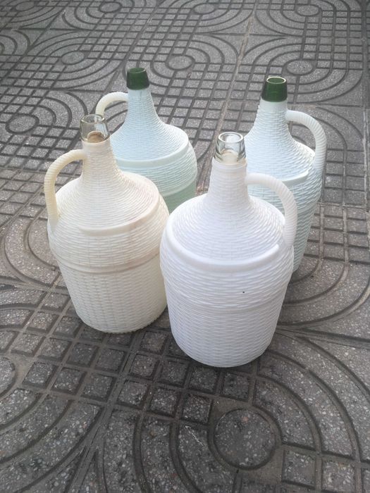Garrafões de 5 Litros Verdes e Transparentes