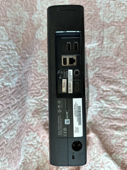 Xbox 360 E + 3 Comandos + FIFA 17 – Tudo a funcionar!