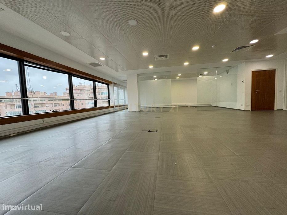 Escritório Moderno em Lisboa com Garagem e Elevador