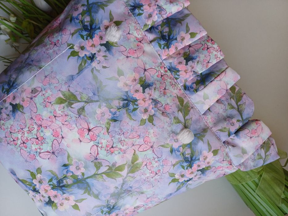 Niebieski organizer z falbanką w kolorowe kwiaty do torebki O Bag Mini