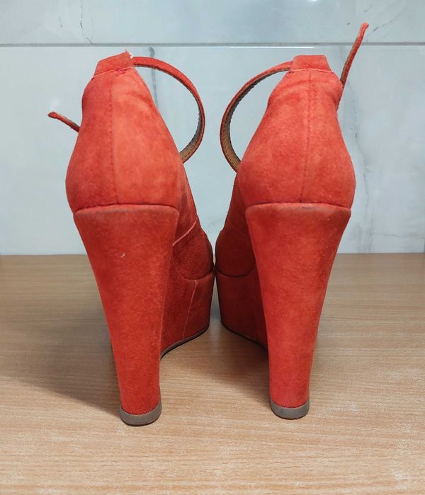 Жіночі туфлі на танкетці з ремінцем