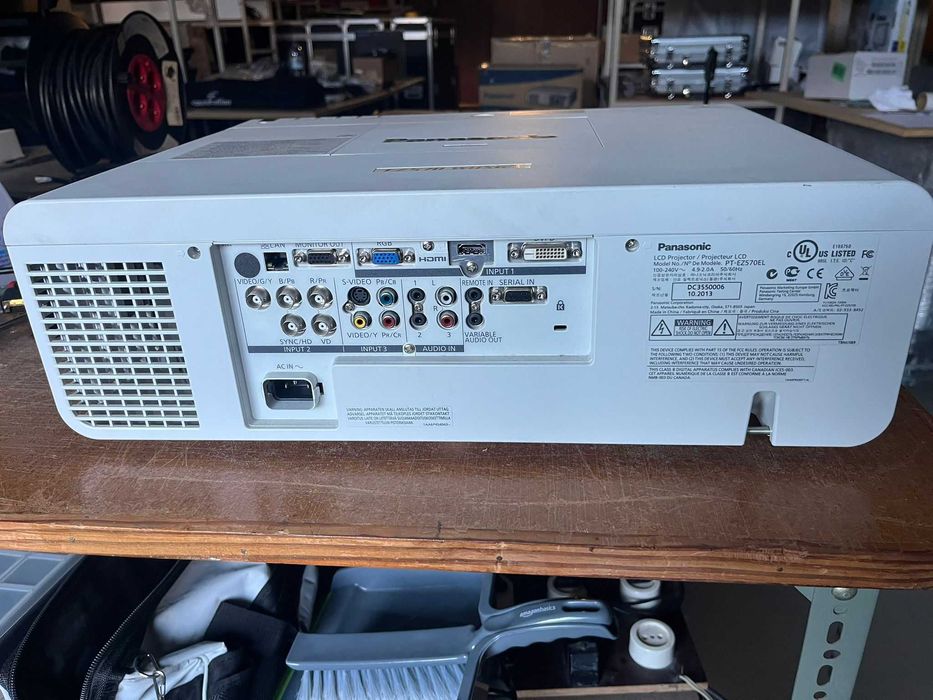 Projetor Panasonic PT-EZ570 - Impecável