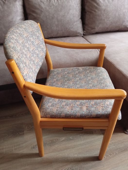 Продам стілець крісло.