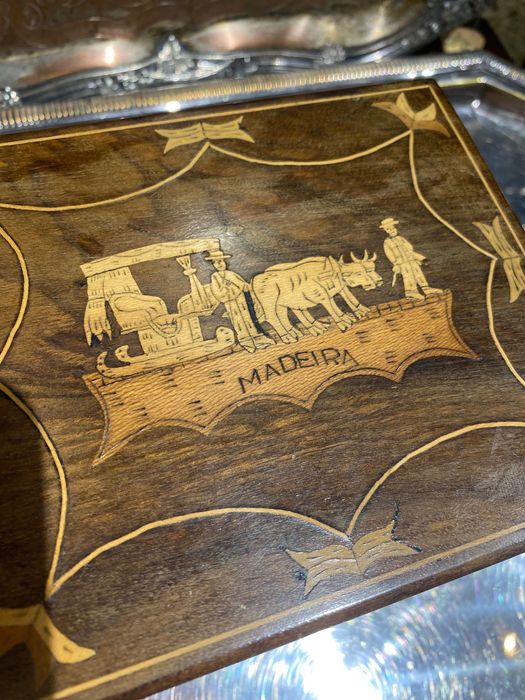 Caixa de Música Cigarreira Antiga Madeiras Nobres embutidos 14 cm