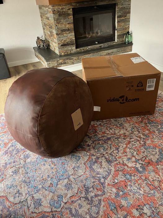 Puff  arredondado castanho  em pele