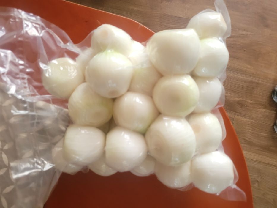 Ziemniaki obrane   wiaderkach zalane woda oraz inne warzywa obrane