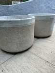 Dois vasos em pedra